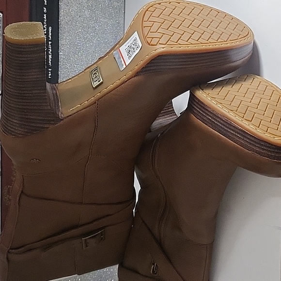 UGG Boots - Picture 4 of 4